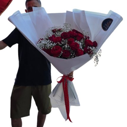 זר ורדים אדומים וגיבסנית ענק